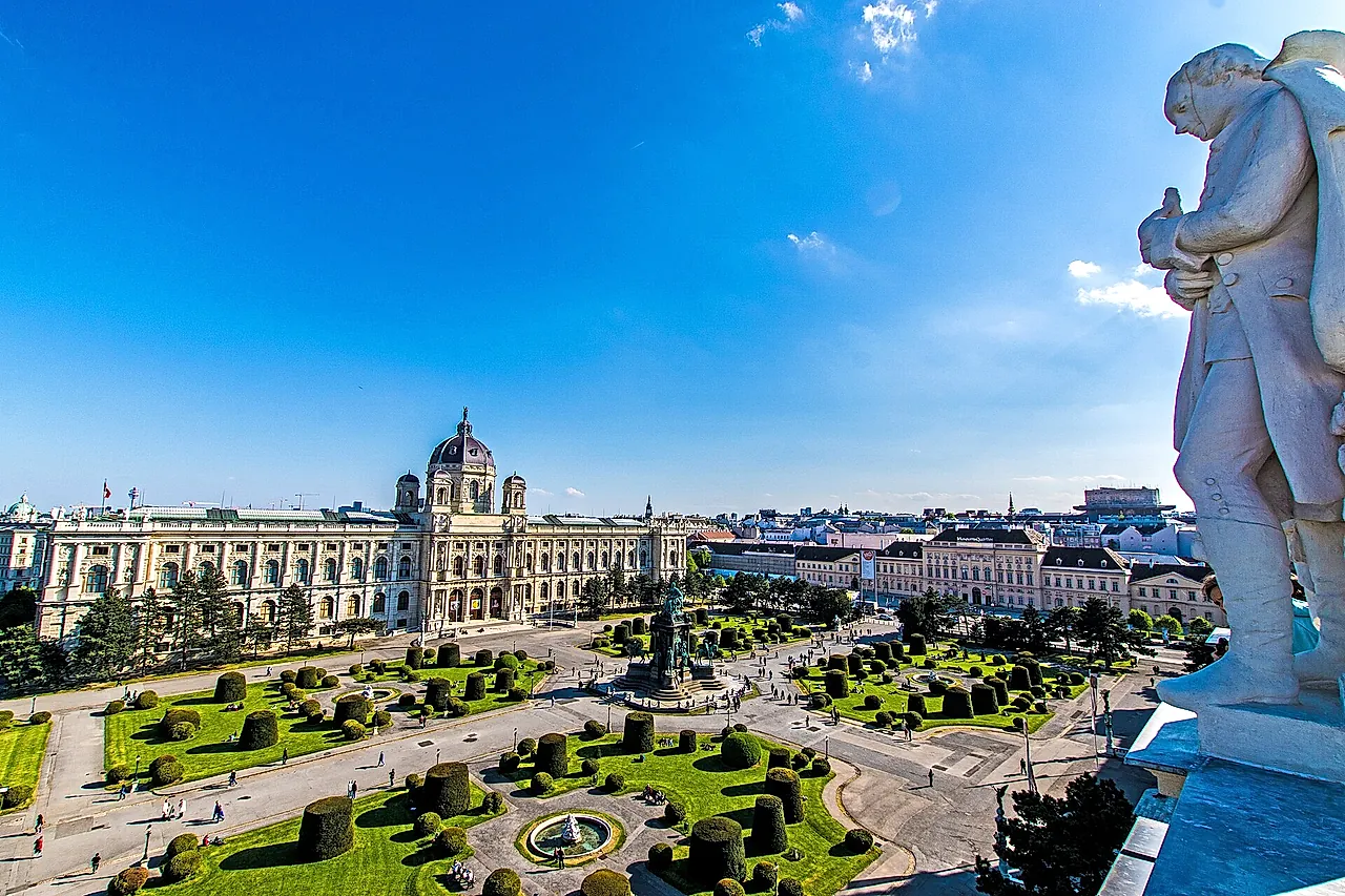La Maria-Theresien-Platz et le Kunsthistorisches Museum vus d’en haut par une journée ensoleillée